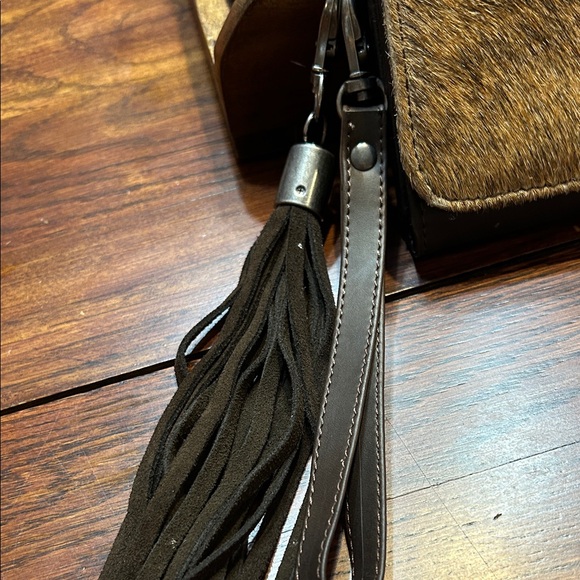 Ariat Women's Nashville Tan and Brown Cowhide Clutch wristlet wallet with Tassel - Picture 4 of 6